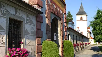 Východní část předzámčí s pohledem na věž kostela
