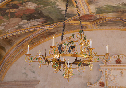 Parohový lustr ve vstupním sále zámku Kratochvíle